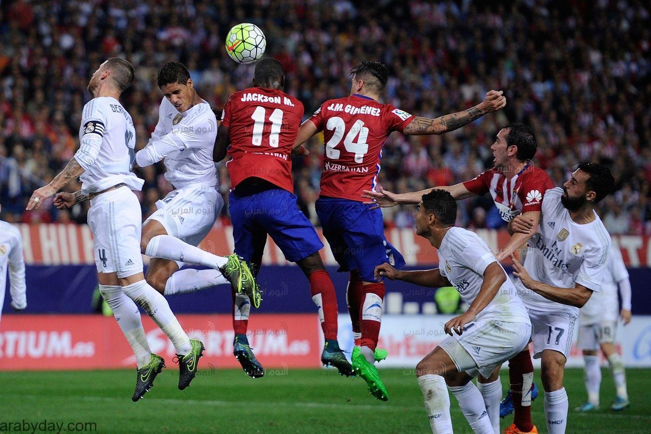 صراع على الكرة بين لاعبي ريال مدريد وأتلتيكو مدريد في الديربي