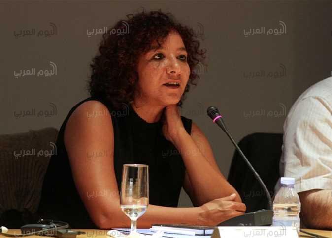 الدكتورة منى برنس استاذة بقسم اللغة الانجليزية بكلية الاداب جامعة السويس