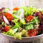 غادة عبدالرزاق تثير الجدل بفستانها وتصريحاتها مع شيرين