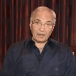 رغدة تخرج لسانها للجمهور وتلوح بيدها بطريقة غير اخلاقية