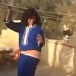 رغدة تخرج لسانها للجمهور وتلوح بيدها بطريقة غير اخلاقية