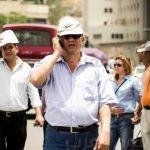 أصحاب القلوب الضعيفة يمتنعون أسد ينقض علي مدربه في عرض سيرك.. فيديو