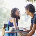 أشهر إشارات الغزل بين الرجال والنساء للتعبير عن الإعجاب