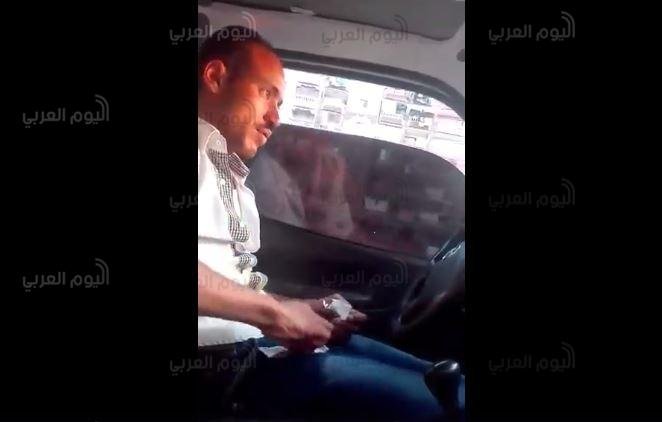 سائق يجهز سجائر الحشيش
